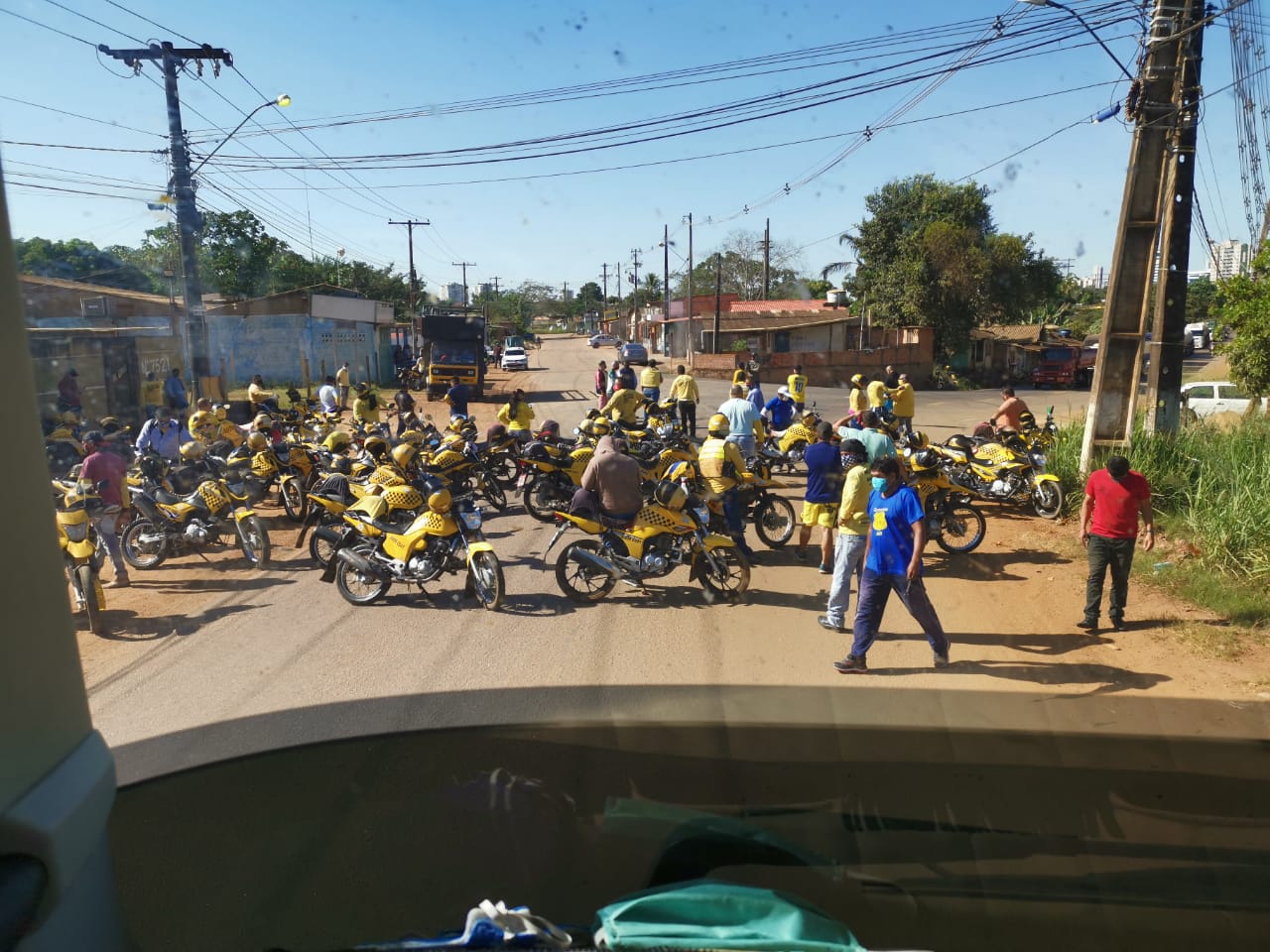 Estrada de Porto Velho onde passa combustível ao Acre é fechada por mototaxistas