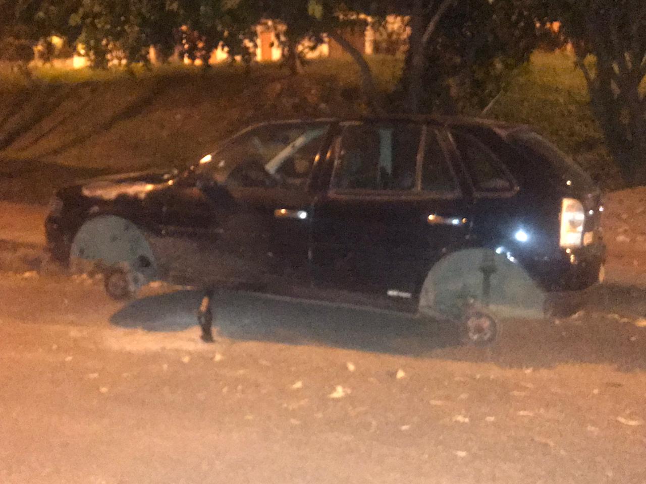 Novo golpe: quadrilha rouba pneus de carro estacionado em Rio Branco; veja vídeo