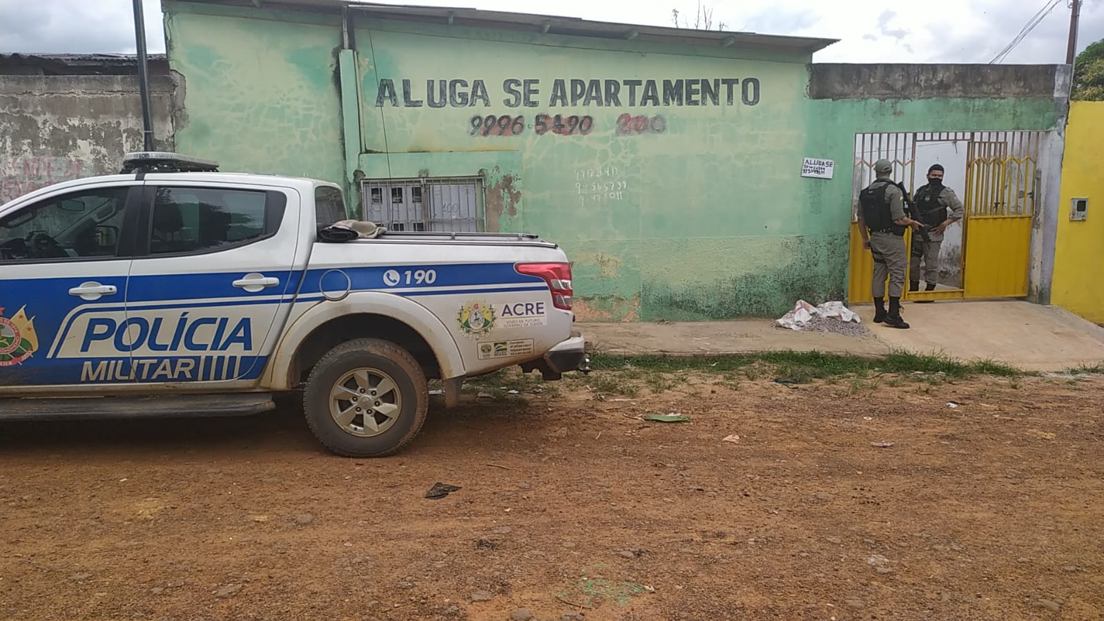 Jovem é amarrado e morto a tiros na frente da irmã em apartamento na Capital
