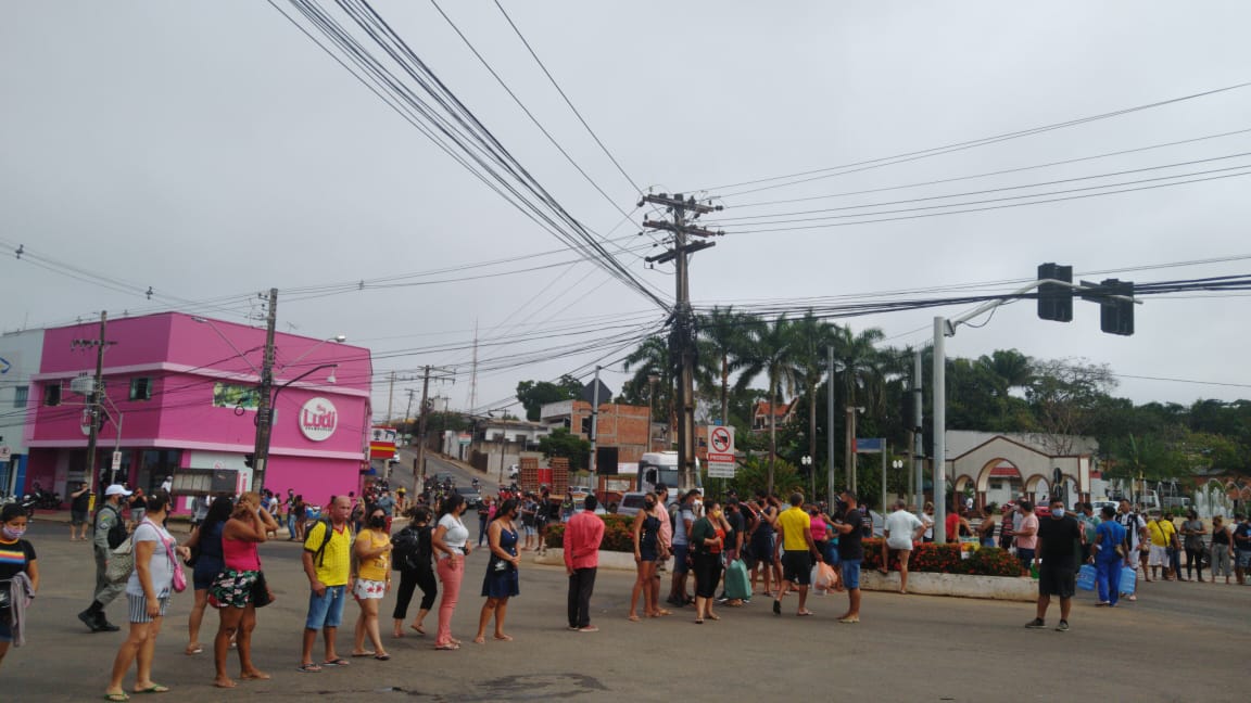 Lojistas fecham Terminal Urbano em protesto contra fechamento do comércio