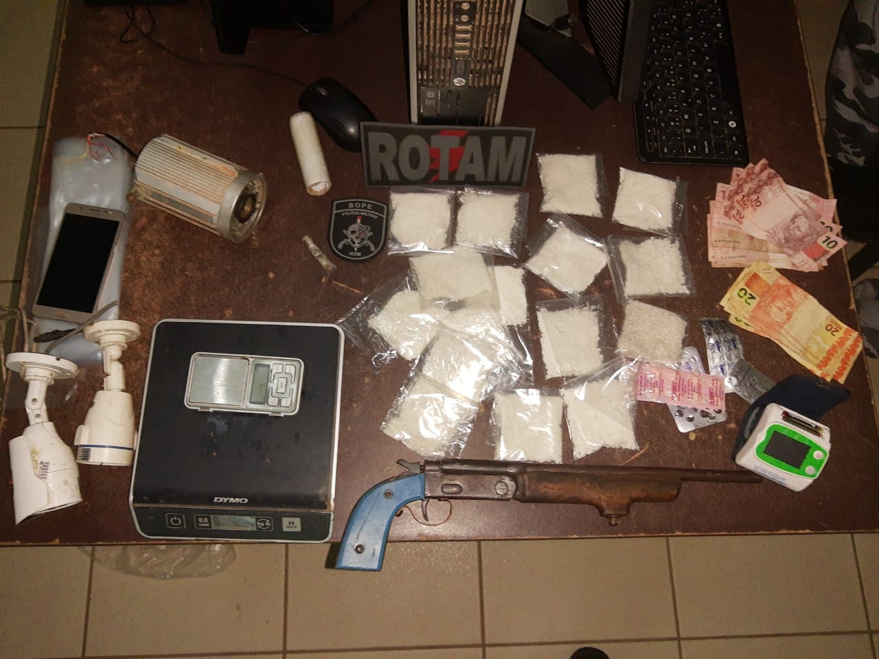 PM fecha ‘boca de fumo’ e apreende cocaína e escope; um foi preso