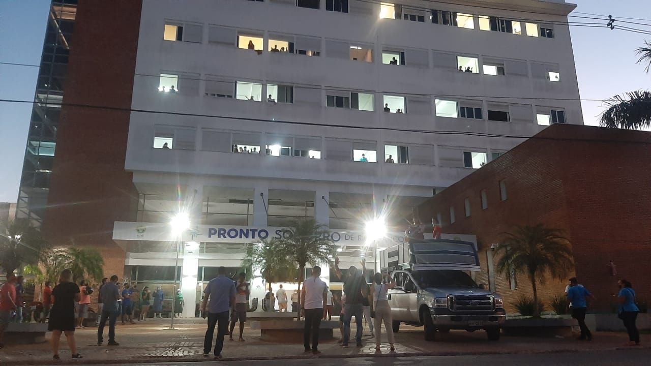 Pedestres e motoristas se juntam a evangélicos em louvor na frente do PS para pacientes com covid-19