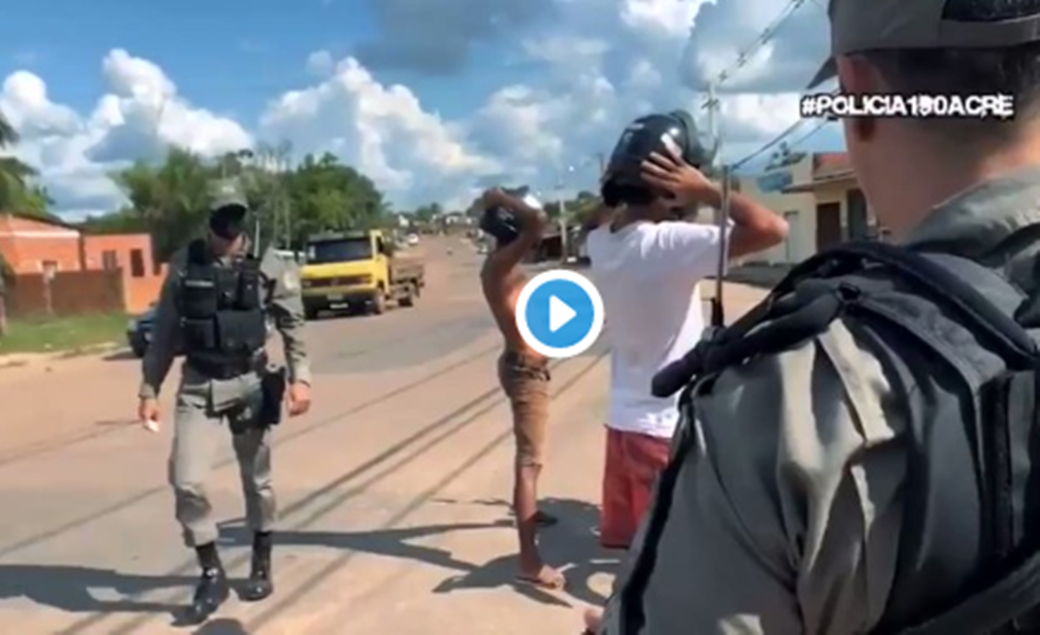 Abordagem policial no AC vira meme após policial pedir para jovem cruzar os dedos
