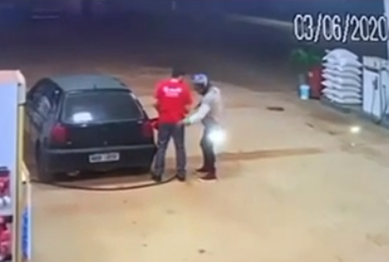 Vídeo: Policial reage a assalto em posto de gasolina e atira em assaltante em Rio Branco