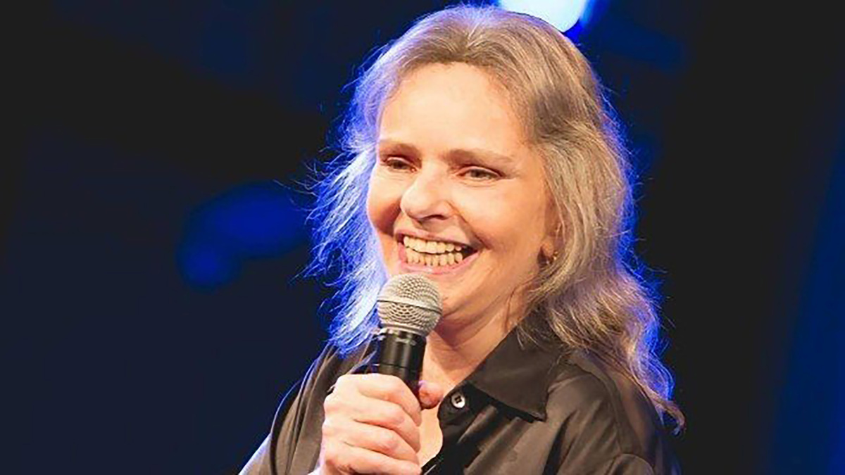 Após apelo, Angela Ro Ro recebe apoio para lives e diz que usará dinheiro doado para pagar empregados