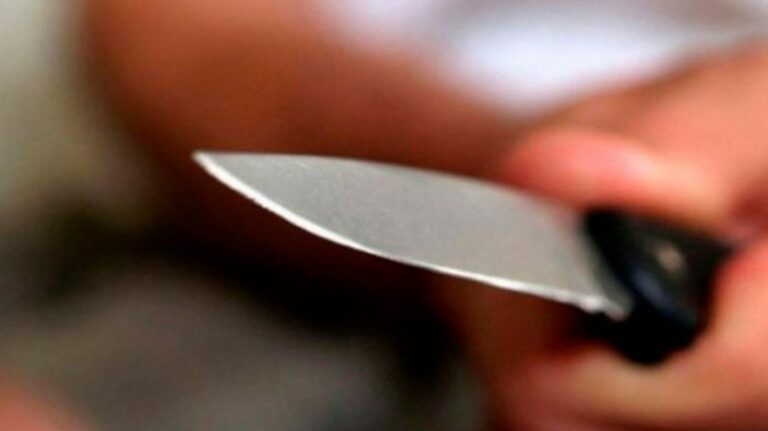 Para salvar a própria mãe, jovem de 16 anos desarma, esfaqueia e mata padrasto violento
