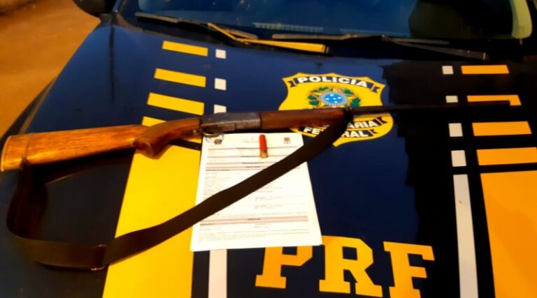 PRF apreende 3 caminhões com madeira irregular, uma espingarda e um veículo no AC