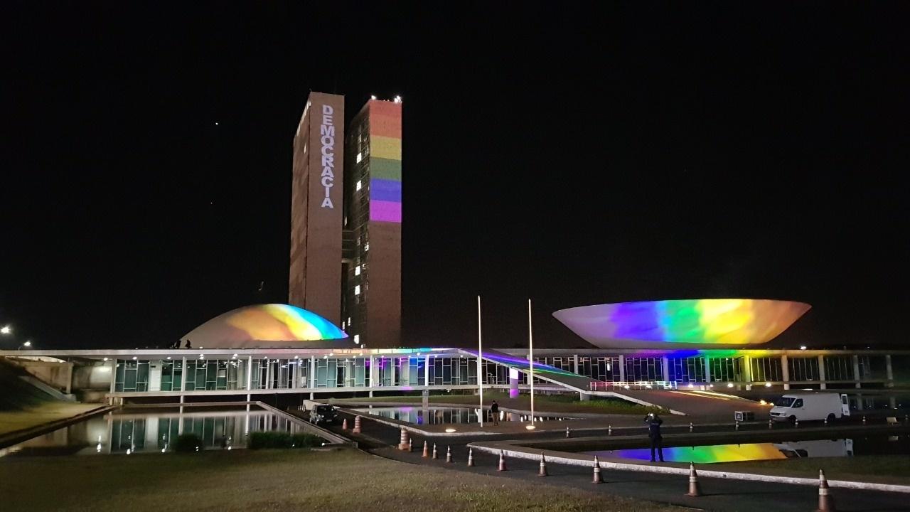 No Dia do Orgulho LGBT, Congresso é iluminado com as cores do arco-íris