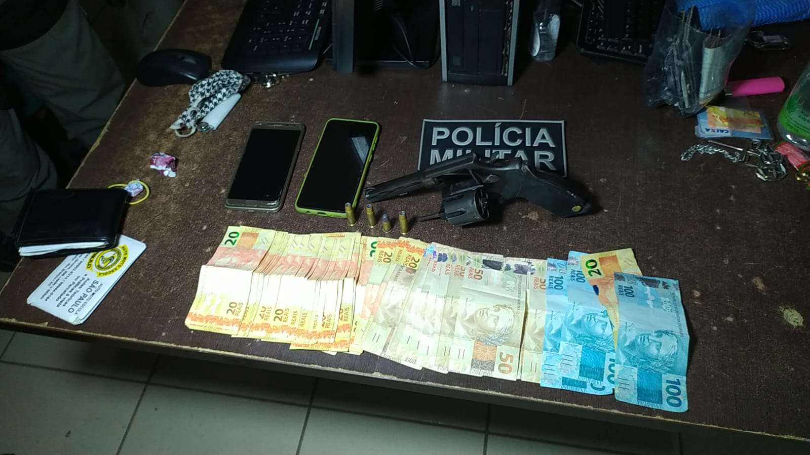 Dupla armada invade casa e faz família refém em Rio Branco; os dois foram presos