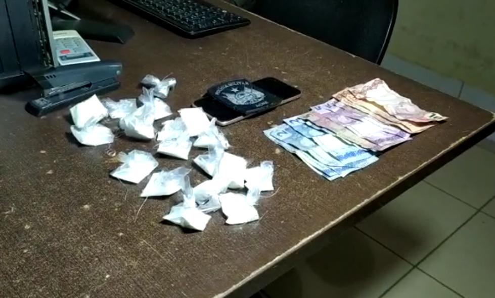 Homem é preso e menor apreendido com papelotes de cocaína no bairro das Placas