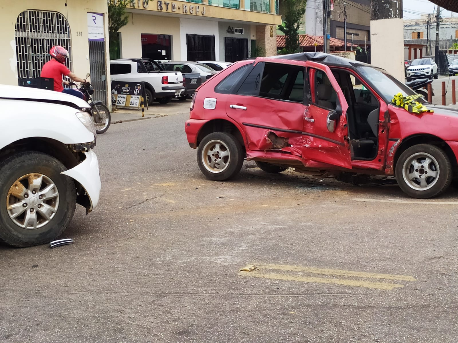 Carro se choca contra poste e homem fica preso às ferragens de carro em Rio Branco