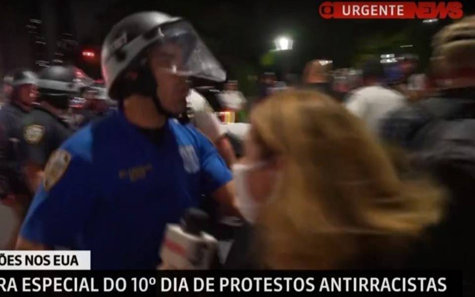 Em protesto, repórter da GloboNews leva empurrão ao vivo de policial; veja o vídeo