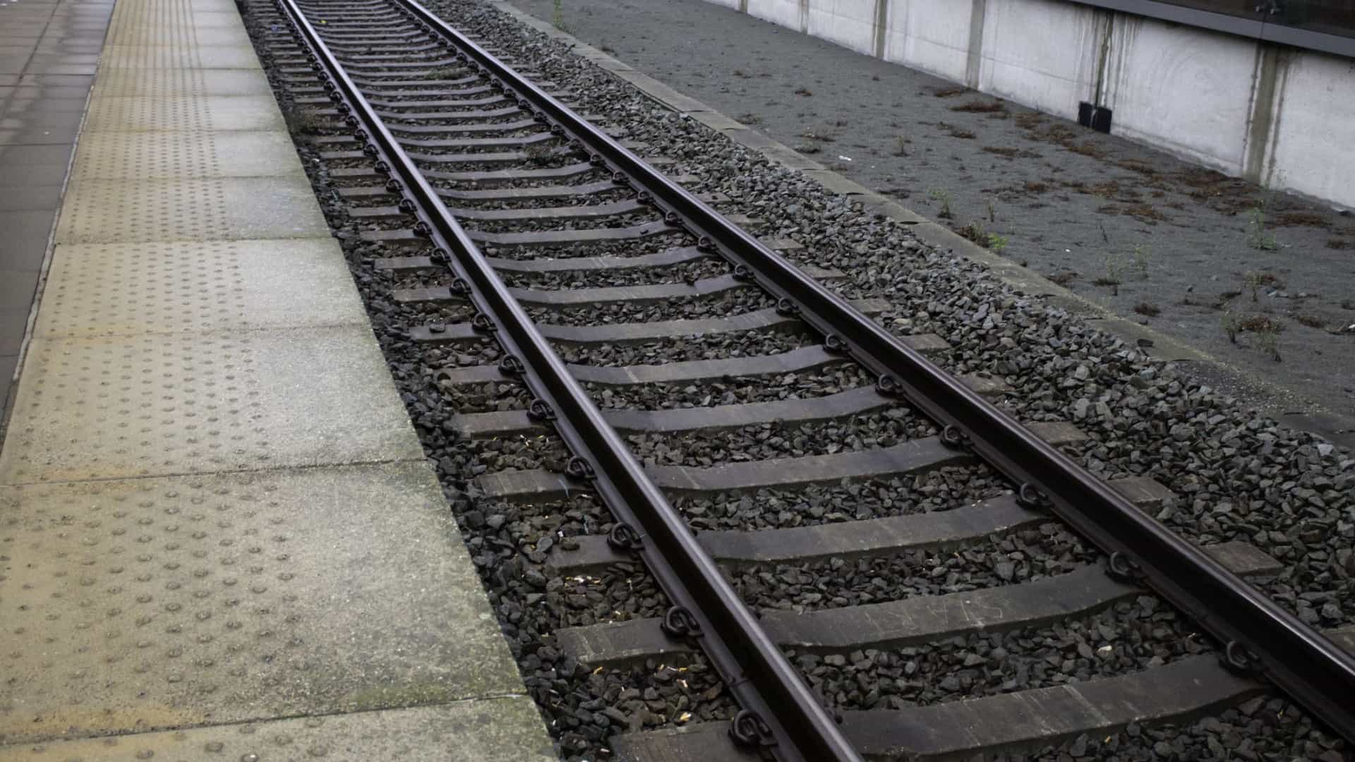 Homem morto fica sentado em trem durante cinco horas até alguém perceber