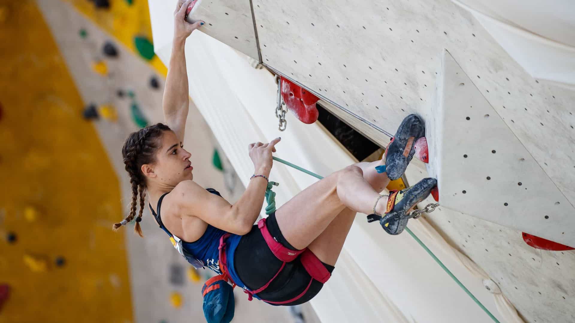 Competidora de escalada morre aos 16 anos após cair de penhasco