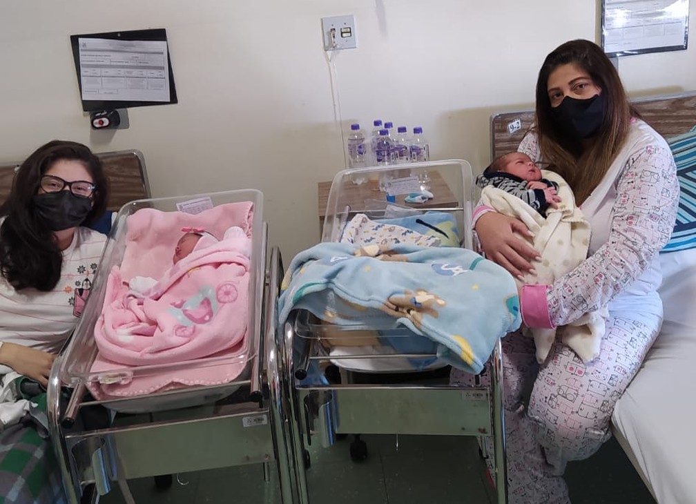 Mãe e filha descobrem gravidez juntas e têm bebês no mesmo dia