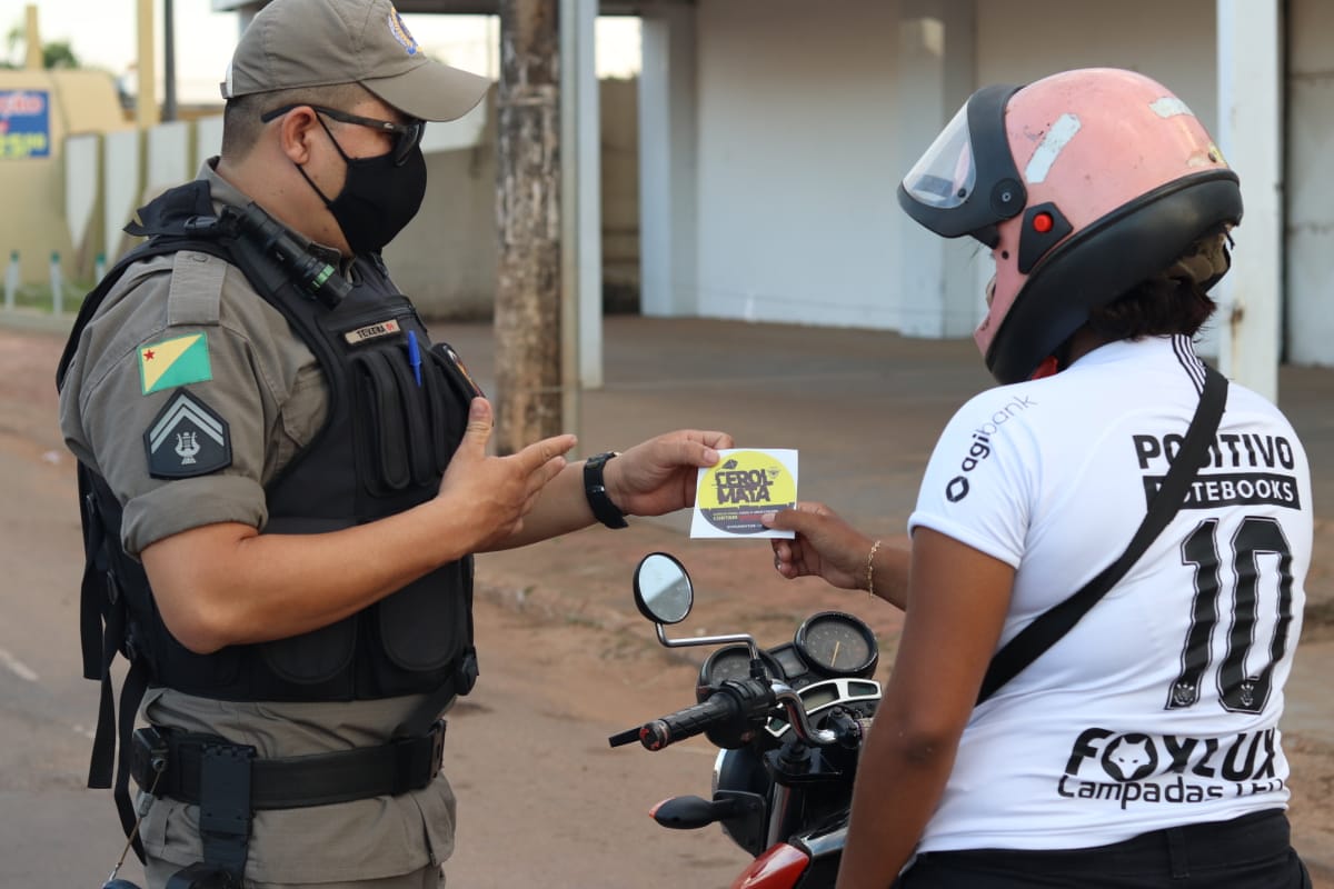 Batalhão de Trânsito realiza campanha educativa sobre os perigos do uso do cerol