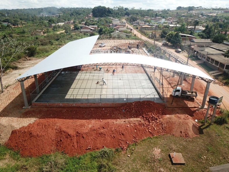 Prefeitura de Brasileia inicia construção de quadra coberta no bairro Alberto Castro