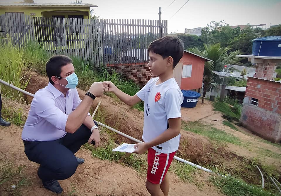 Gladson realiza sonho de menino de 10 anos e o presenteia com uma bicicleta