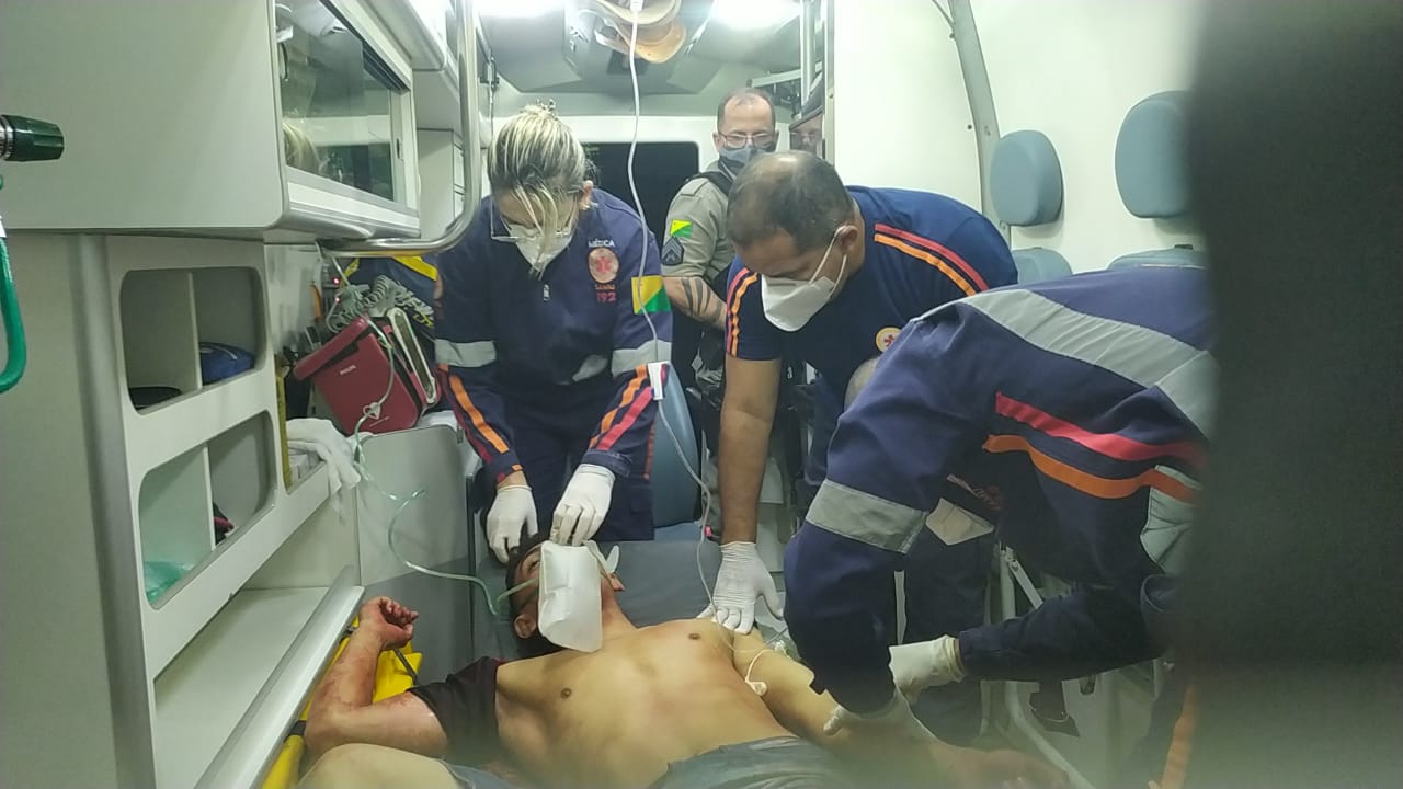 Jovem é atingido com tiro no peito em frente de casa e morre dentro de ambulância