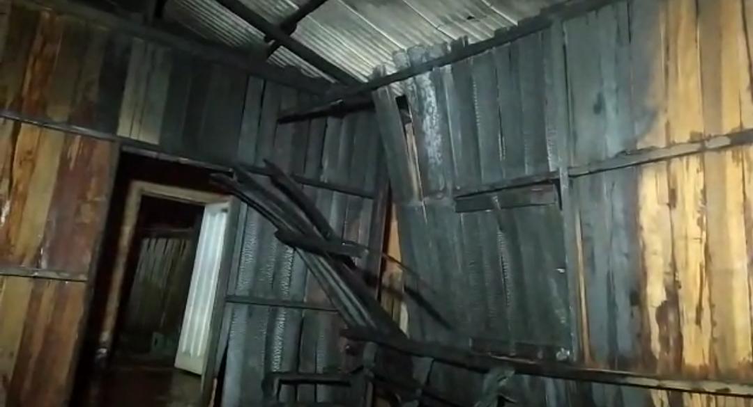 Incêndio, possivelmente criminoso, destrói casa na invasão do Caladinho