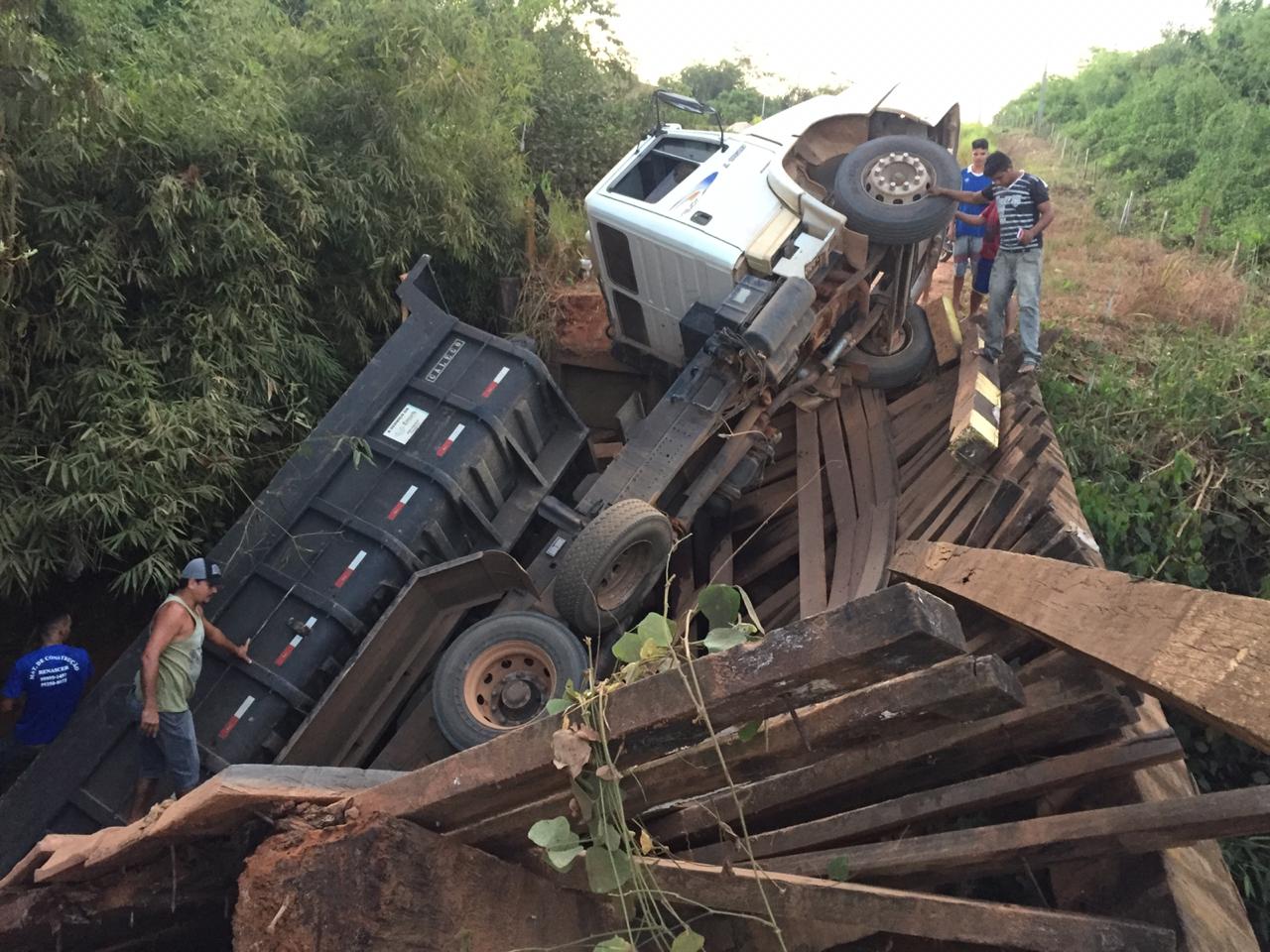 Ponte desaba e leva caçamba no Ramal do Quixadá em Rio Branco