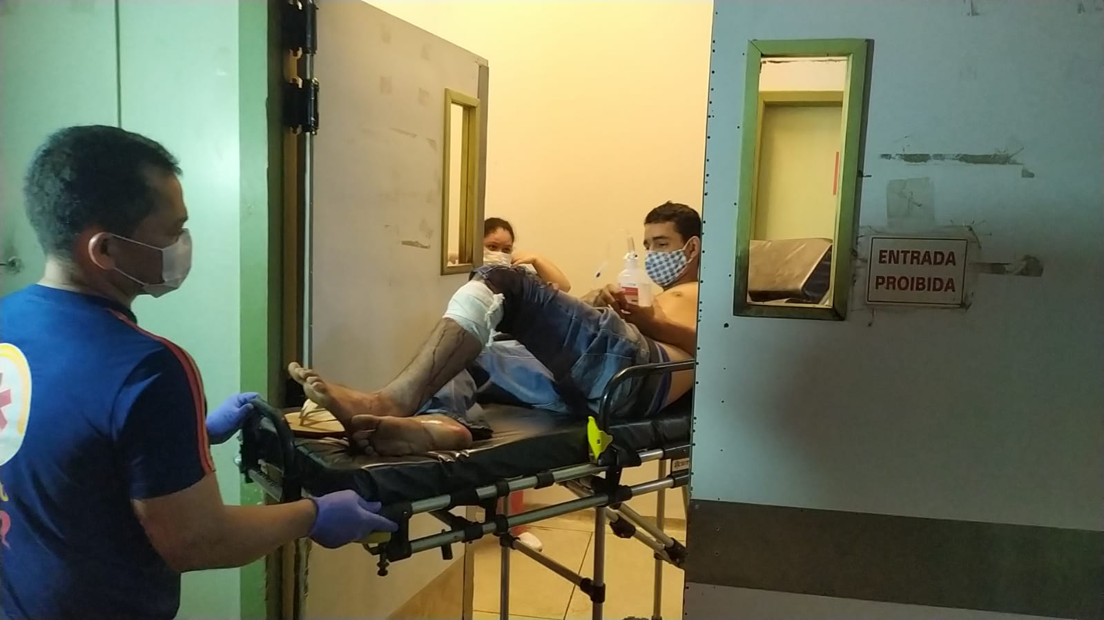 Criminosos em moto ferem dois amigos a tiros em frente de casa no Belo Jardim