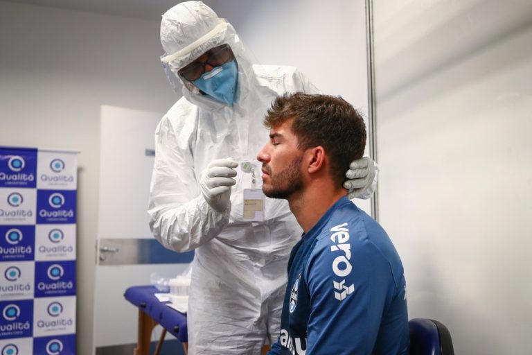 Grêmio confirma mais um caso de Covid-19 e afasta jogador