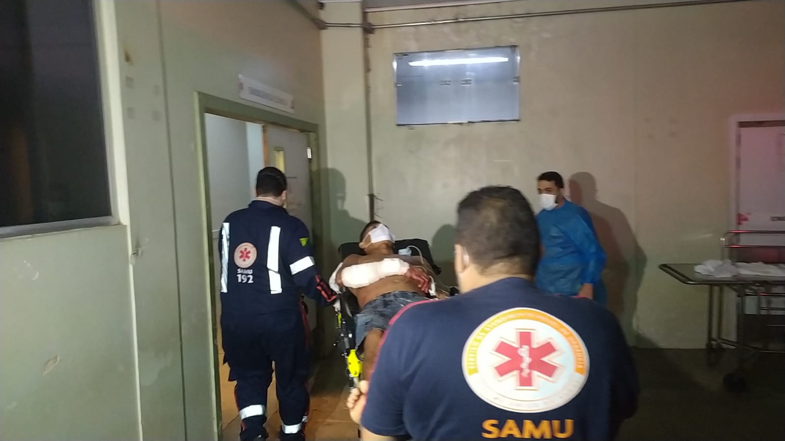 Homem é baleado por dupla em moto na frente da esposa e do filho na Baixada da Sobral