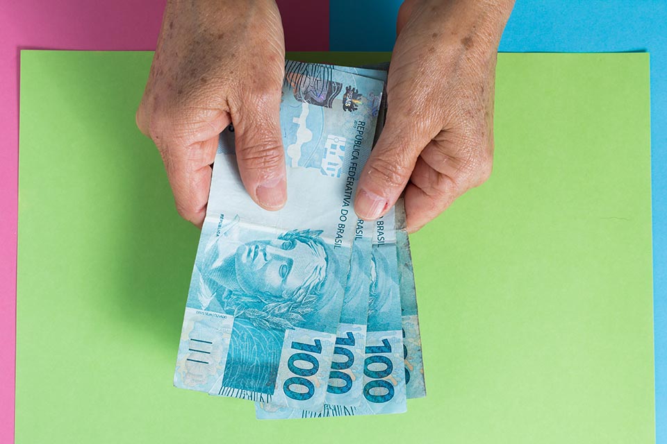 Caixa libera saque e transferência do auxílio de R$ 600 a nascidos em abril