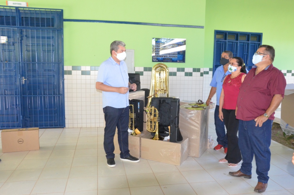 Escolas de Plácido de Castro recebem novos computadores e kits de fanfarra
