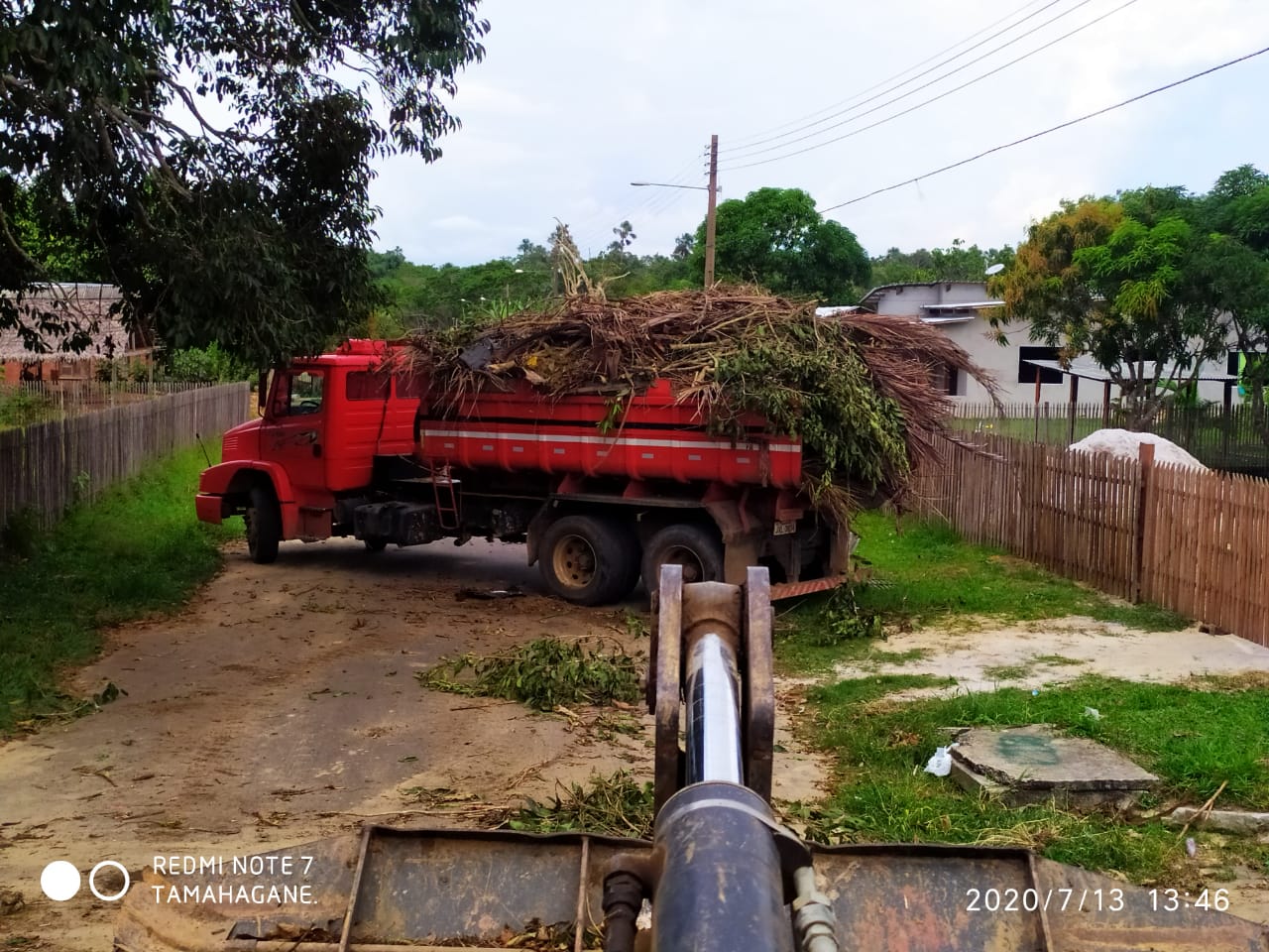 Prefeitura de Cruzeiro do Sul leva serviço de limpeza e retirada de entulho à vilas do município