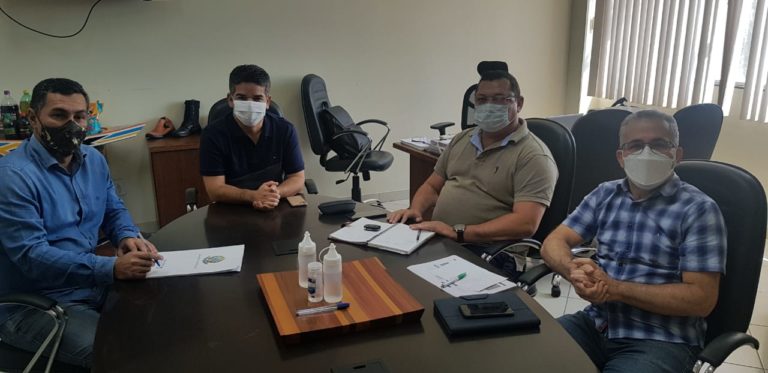 Jesus Sérgio define com secretário de Indústria local para novo polo moveleiro de Tarauacá