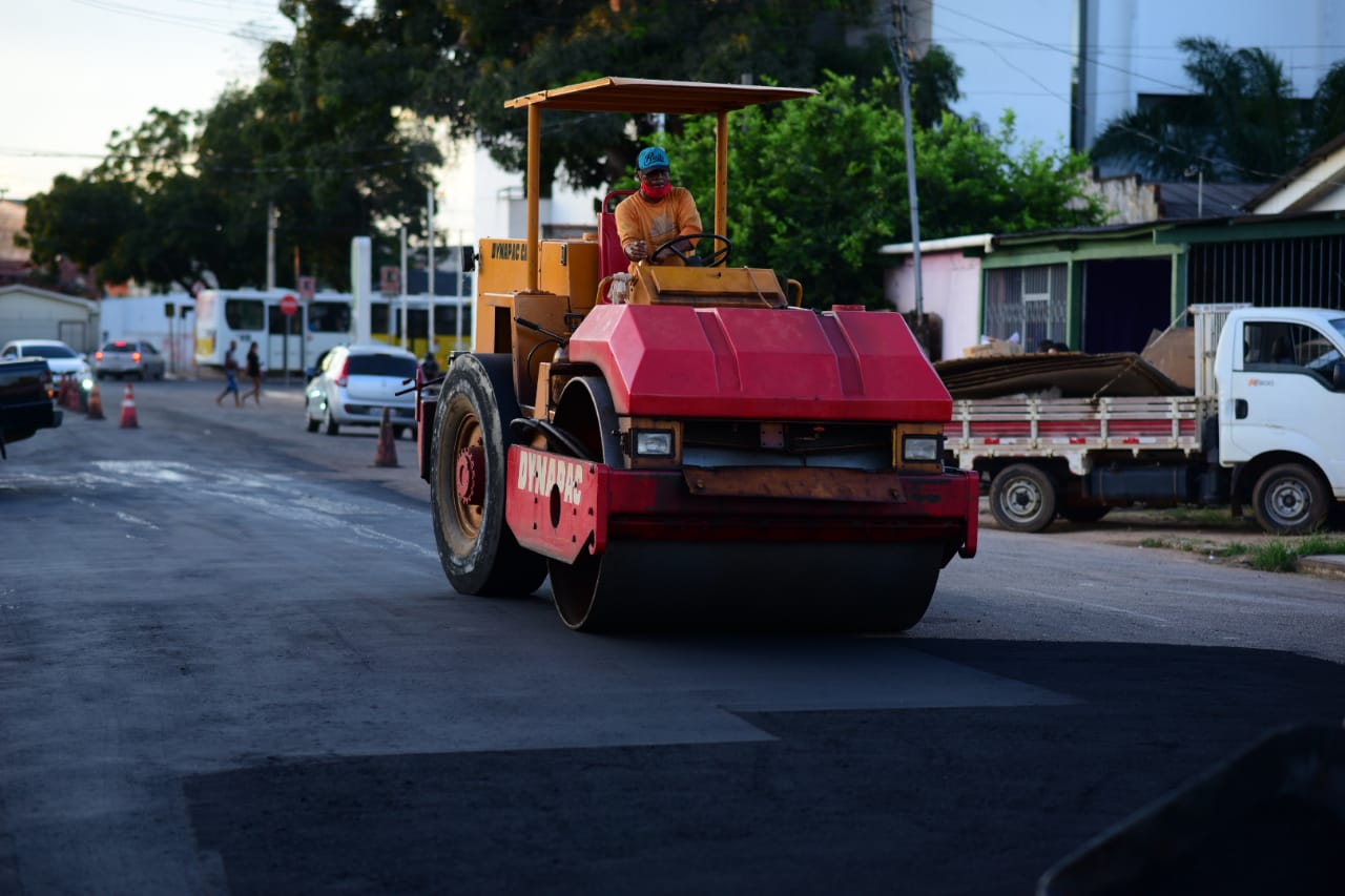 Máquinas e homens avançam com recuperação de vias no bairro Cadeia Velha