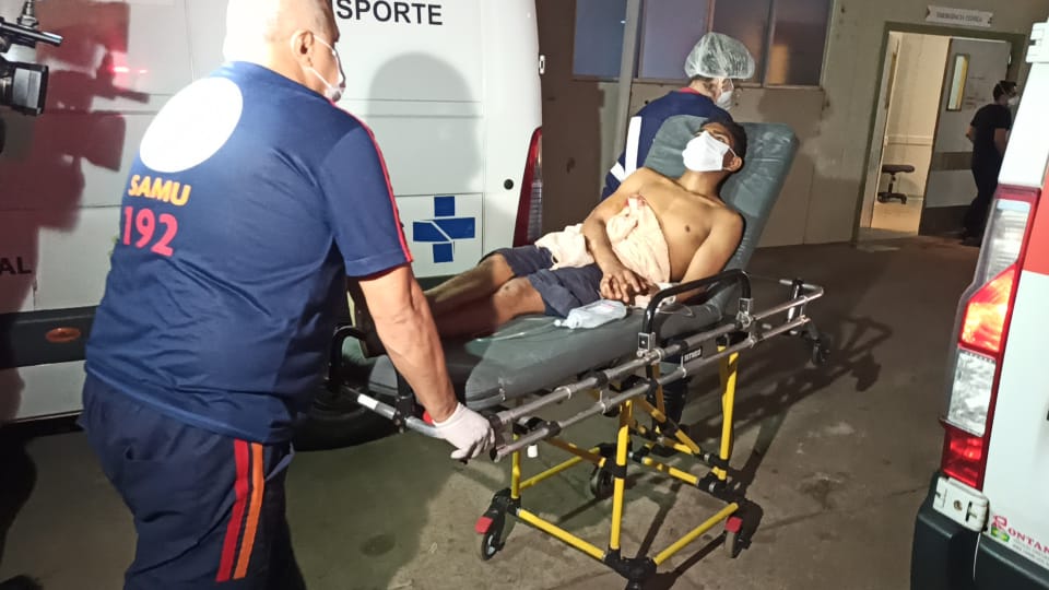 Criminosos invadem casa e atiram 8 vezes contra jovem de 21 anos no Rosa Linda