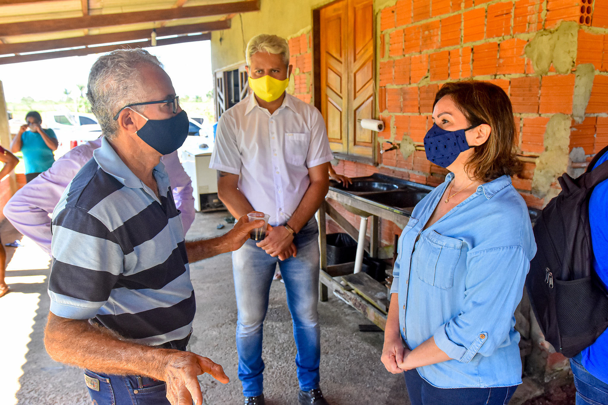 Socorro Neri visita mini-indústria de mandioca e anuncia melhoria no Ramal Boa Água