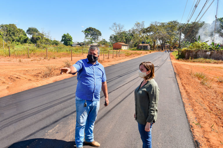 Prefeita Socorro Neri visita obras em andamento no município