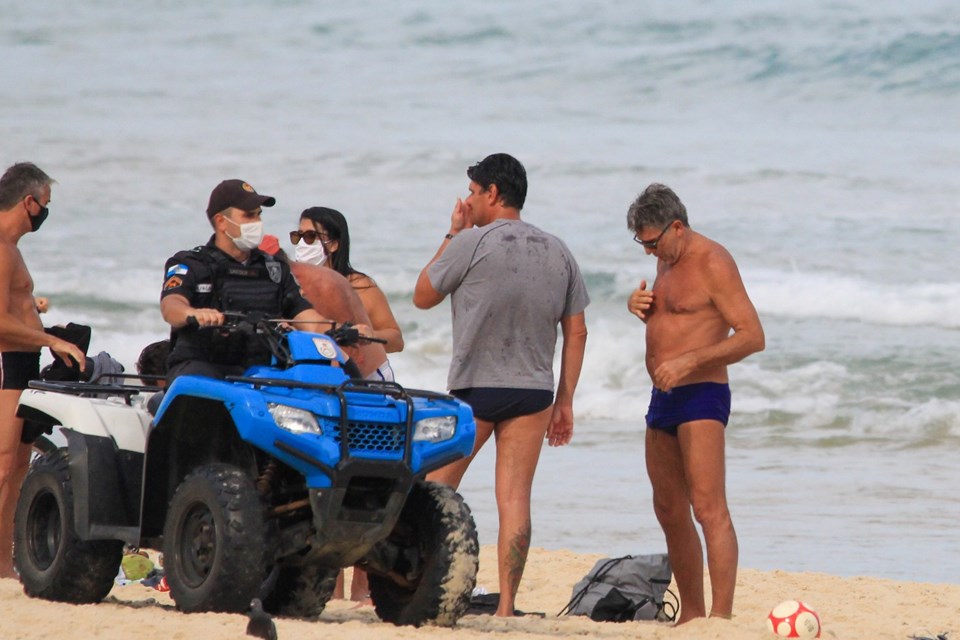 Fotos. Polícia Militar convida Renato Gaúcho a se retirar da praia
