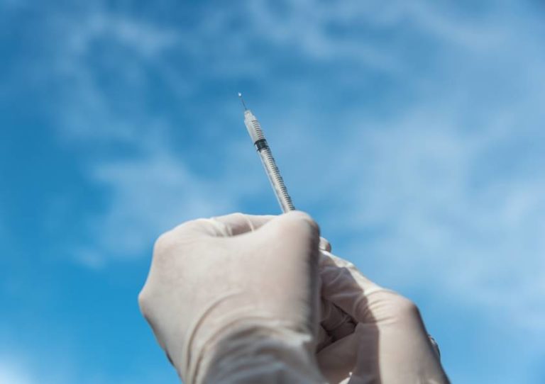 Produção da vacina de Oxford contra a covid-19 é interrompida; saiba o motivo