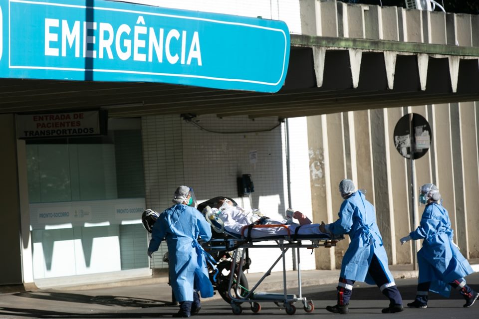 Covid-19: Saúde muda diretriz e todos com sintomas devem ir ao hospital