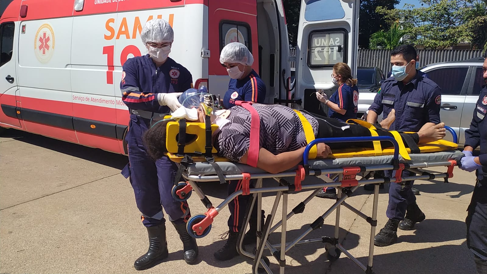 Mulher cai de moto em ramal e vai parar no PS de Rio Branco em estado grave