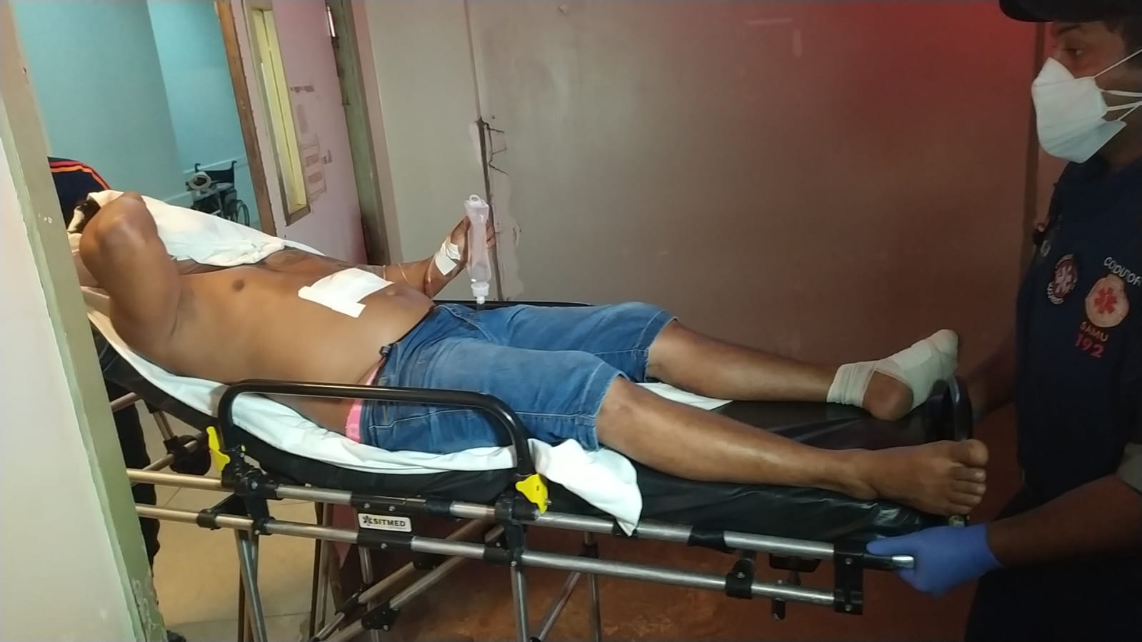 Bandidos roubam carro de motorista de aplicativo e ferem 3 pessoas a tiros