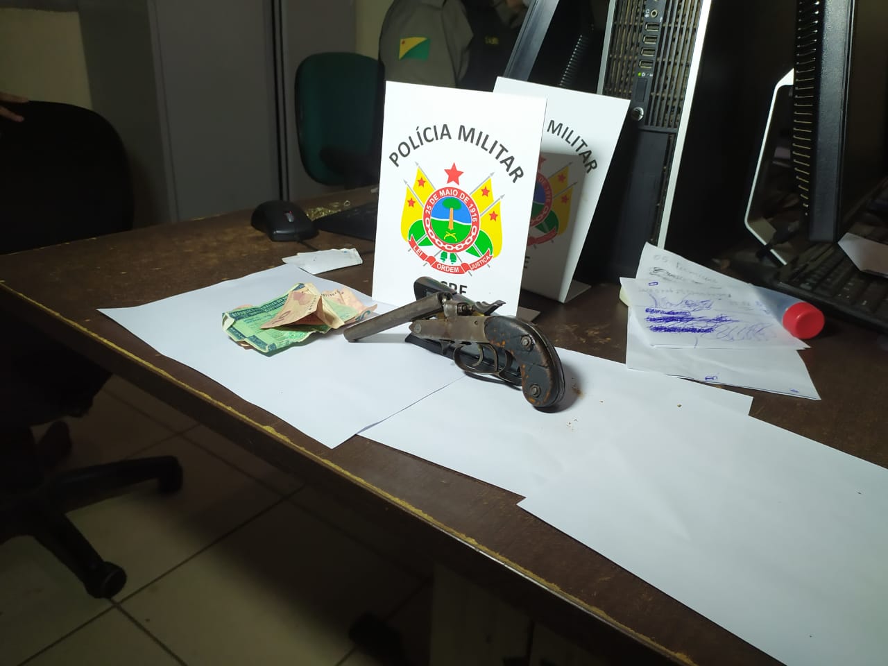 PM prende homem e apreende menor com arma de fogo no Centro de Rio Branco