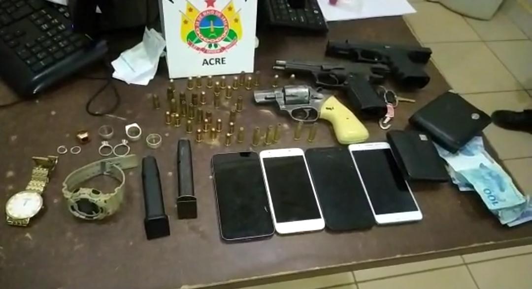 Criminosos roubam carro de motorista de app, trocam tiros com a PM e uma fica ferido