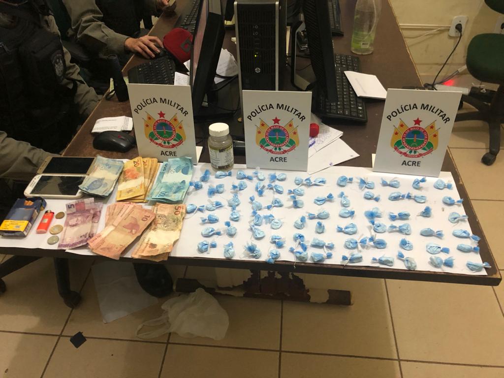 Força tática da PM prende três pessoas por tráfico de drogas no Bairro Conquista