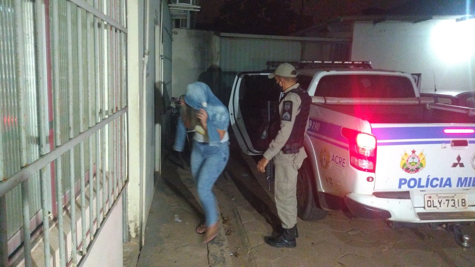 Casal é preso após PM encontrar drogas, arma e mais de 400 munições