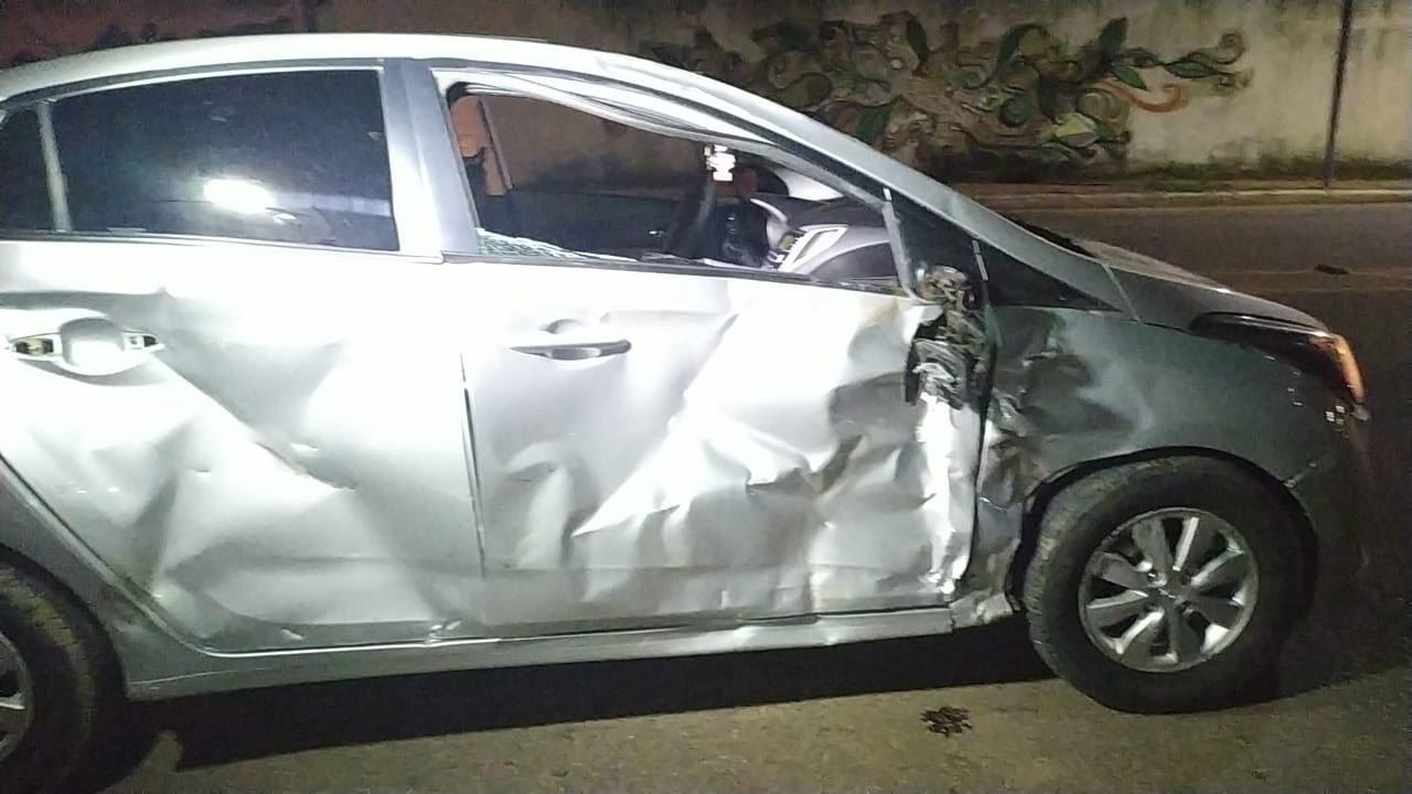 Entregador é alvo de perseguição, fura sinal vermelho e colide com carro no Bosque