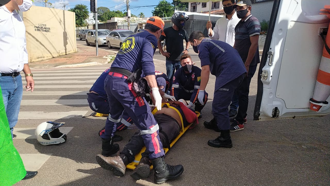 Mototaxista fica ferido após bater na traseira de carro na Avenida Ceará