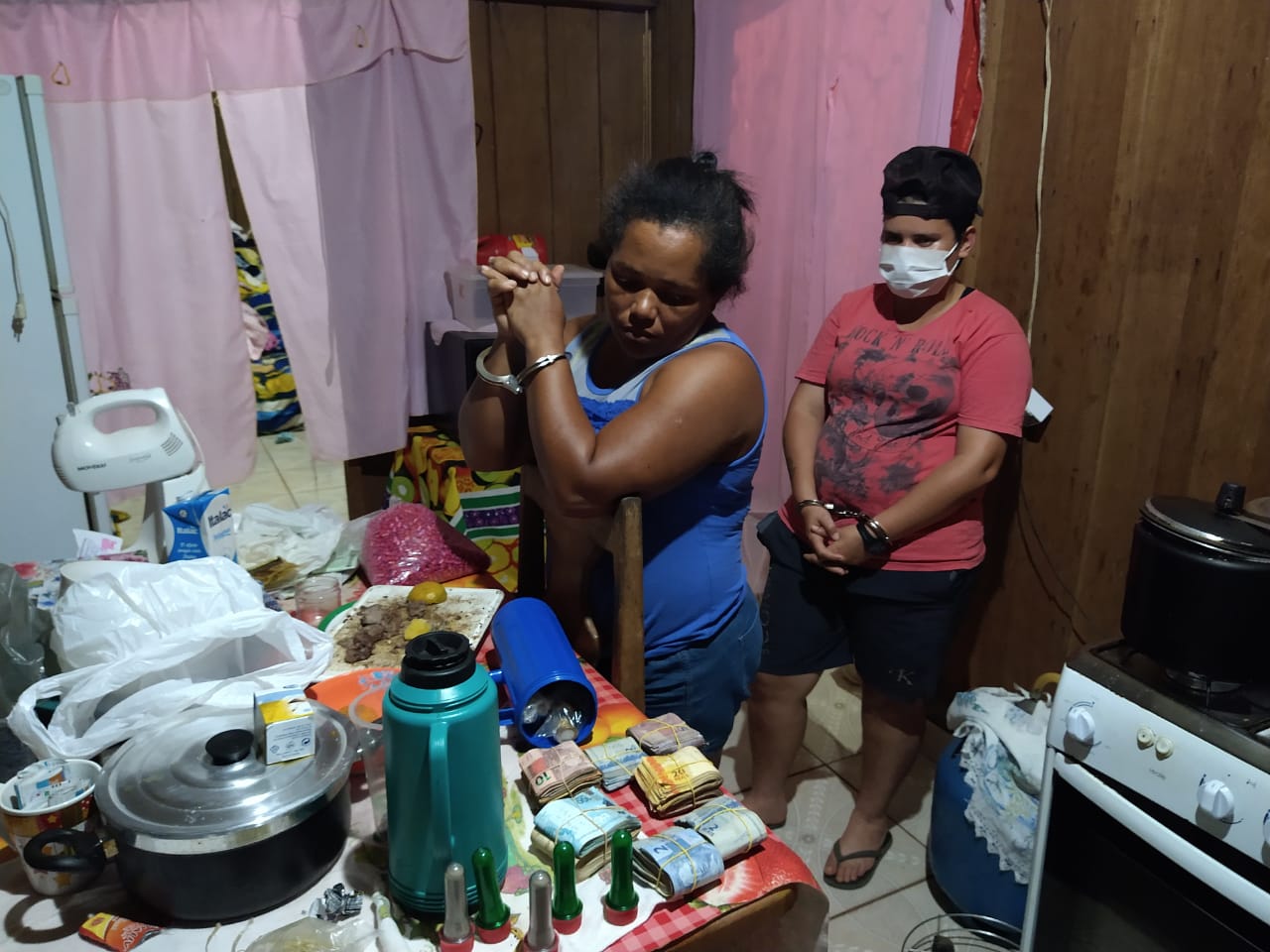 PM prende dupla de mulheres que comandavam tráfico em ramal no interior do Acre