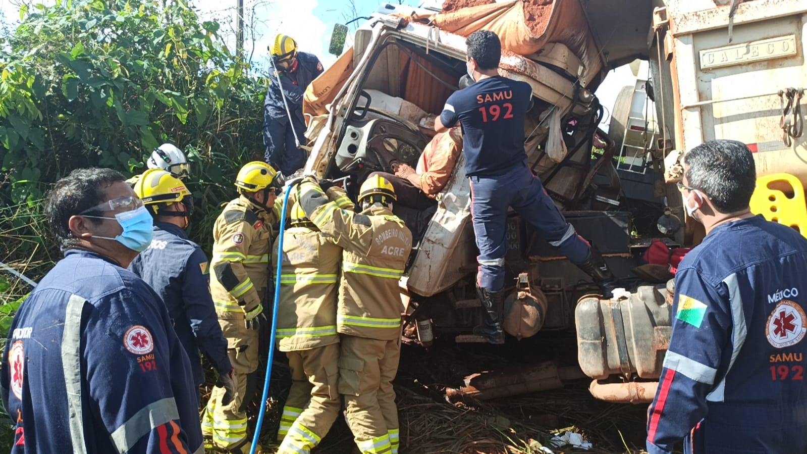 Motorista de caçamba fica ferido após colisão grave entre veículos na BR-364