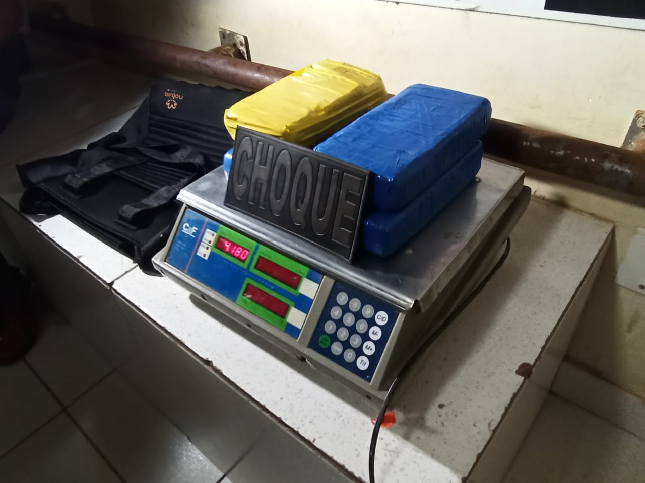 PM apreende 4 kg de cocaína em terreno no Bairro Adalberto Sena